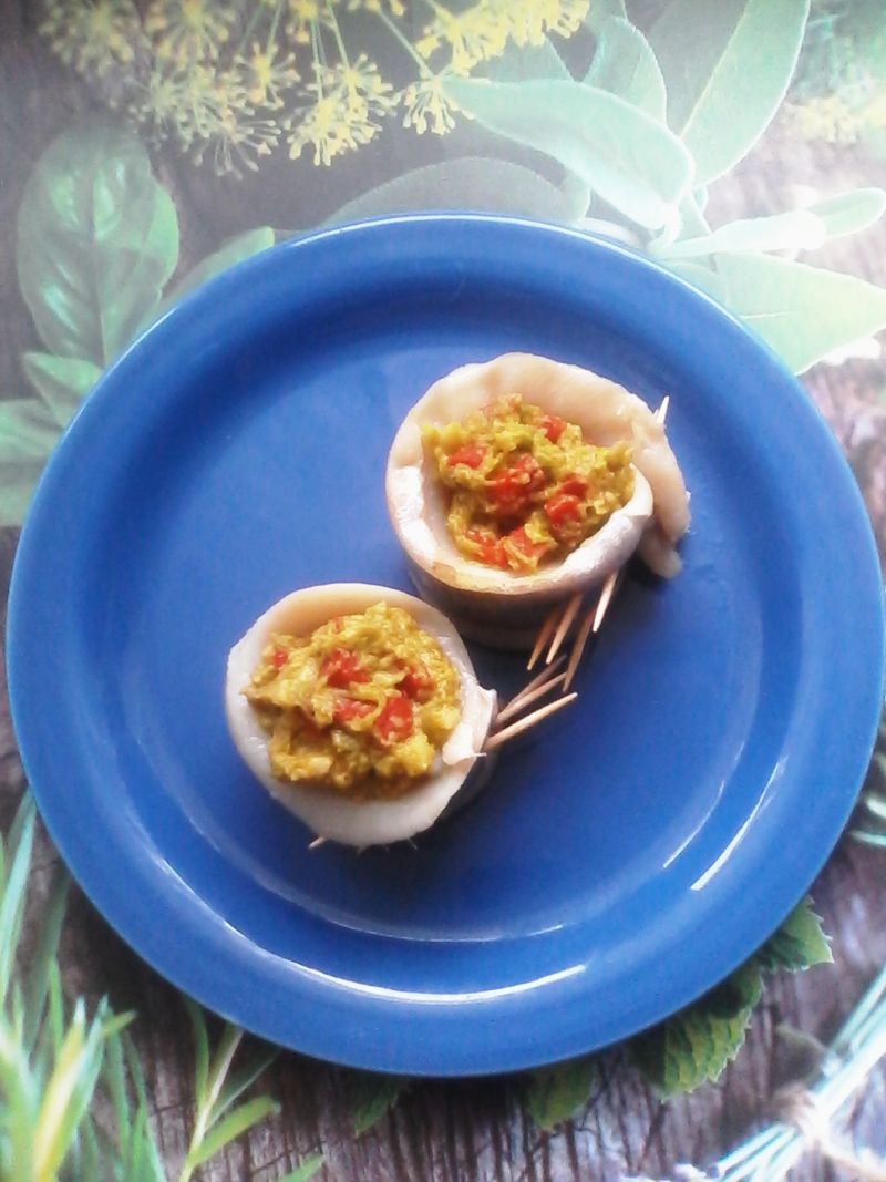 Zawijasy śledziowe z guacamole