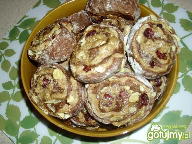 Zawijasy z żurawiną i migdałami