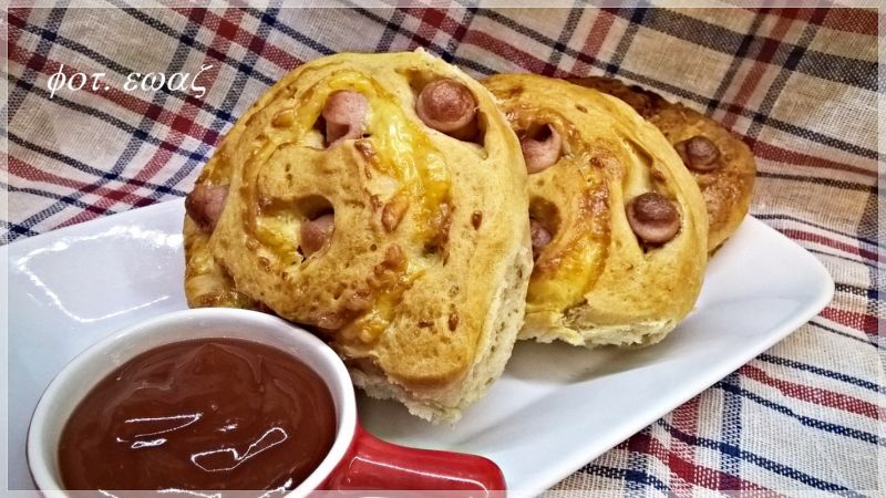 Zawinięte bułki z serem i parówką  Zawinięte bułki z serem i parówką