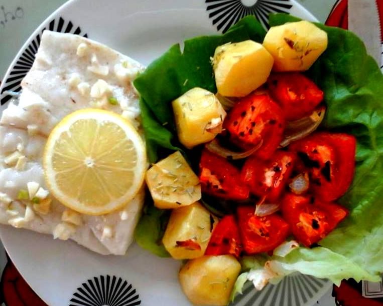 Zdrowa ryba z pieczonymi warzywami