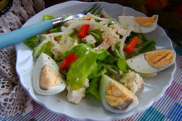 Zdrowa sałata z jajkiem 