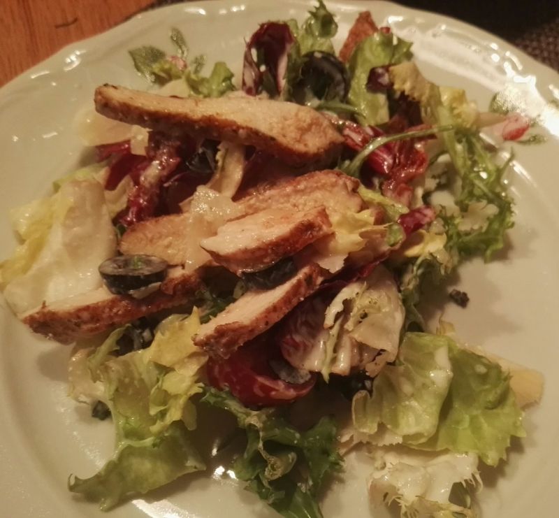 Zdrowa sałatka z grillowanym kurczakiem