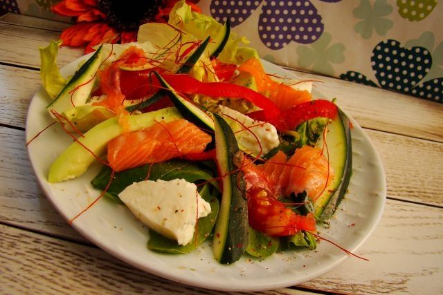 Zdrowa sałatka z olejejm z wiesiołka 