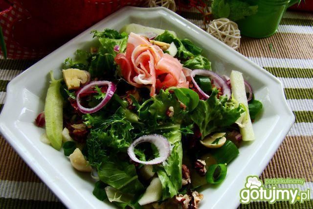 Zdrowa sałatka z orzechami i kalarepą  Zdrowa sałatka z orzechami i kalarepą