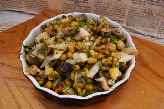 Zdrowa sałatka z pieczarek i fasoli mung 