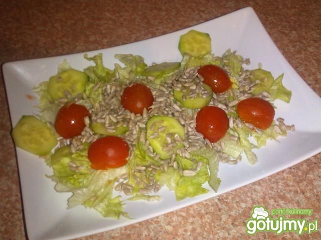 Zdrowa sałatka z ziarnem słonecznika Zdrowa sałatka z ziarnem słonecznika