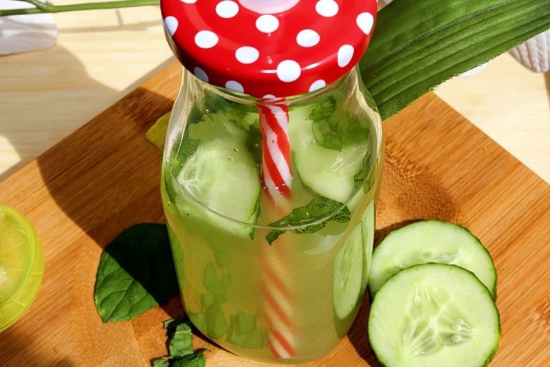 Zdrowa woda ogórkowa z cytryną i miętą Zdrowa woda ogórkowa z cytryną i miętą