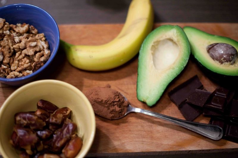 Zdrowe czekoladki z daktylami, orzechami i avocado