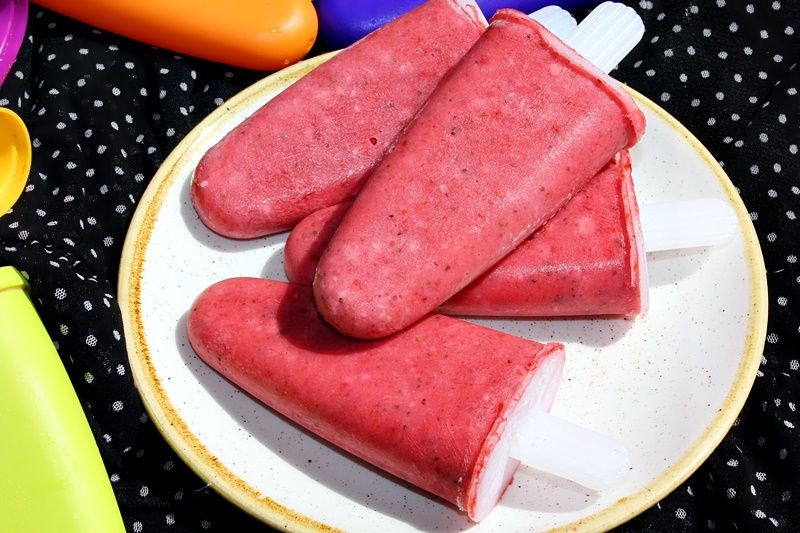 Zdrowe lody truskawkowe z płatkami owsianymi Zdrowe lody truskawkowe z płatkami owsianymi