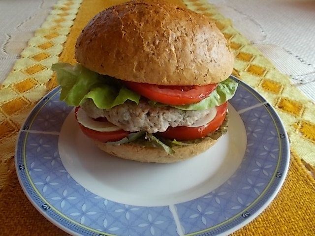 Zdrowy domowy burger z dodatkami Zdrowy domowy burger z dodatkami