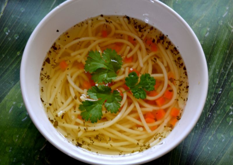 Zdrowy i aromatyczny rosół z młodego koguta  