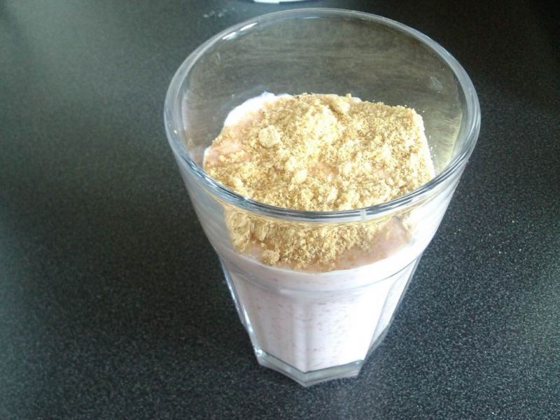 Zdrowy koktajl truskawka z rabarbarem na jogurcie Zdrowy koktajl truskawka z rabarbarem na jogurcie