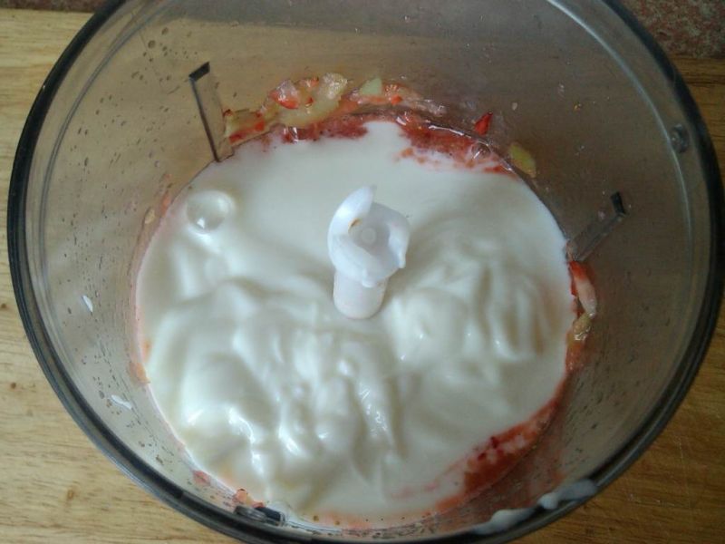 Zdrowy koktajl truskawka z rabarbarem na jogurcie