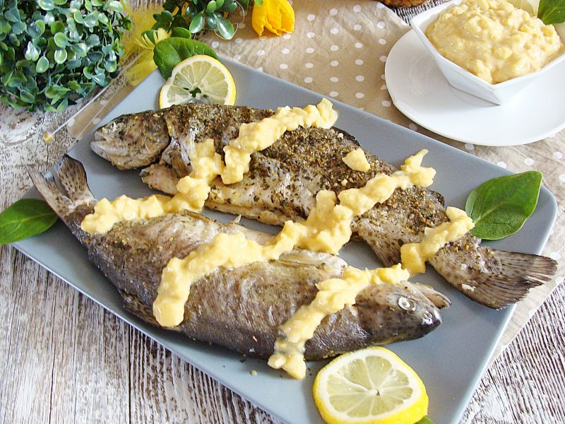 Zdrowy pstrąg z salsą egzotyczną