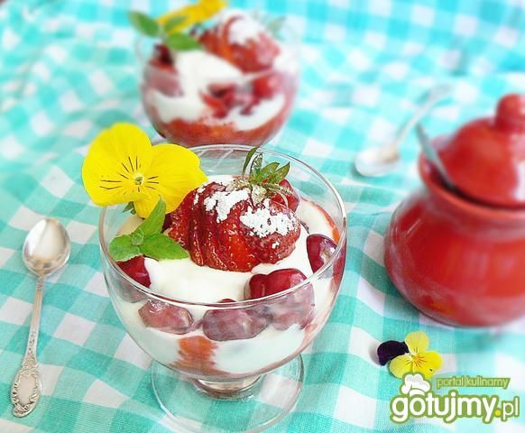 Zdrowy pucharek czereśniowo truskawkowy Zdrowy pucharek czereśniowo truskawkowy