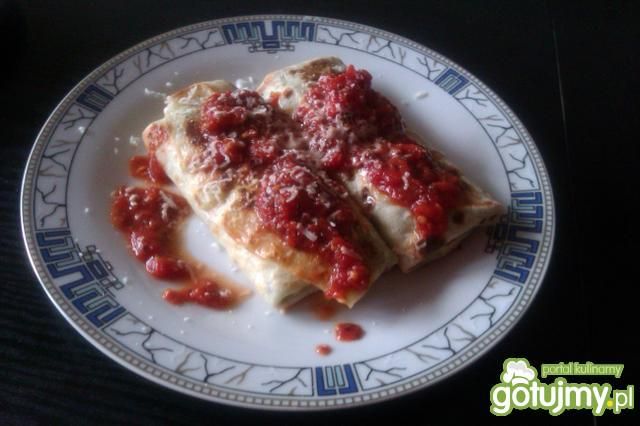 Ze szpinakiem i sosem pomidorowym Ze szpinakiem i sosem pomidorowym