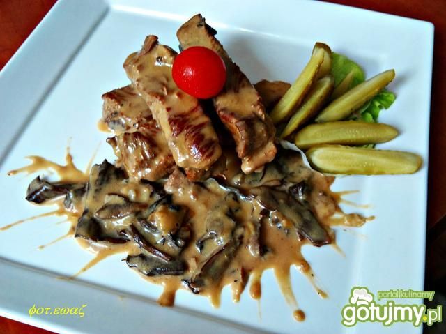 Żeberka duszone w grzybach ze śmietaną