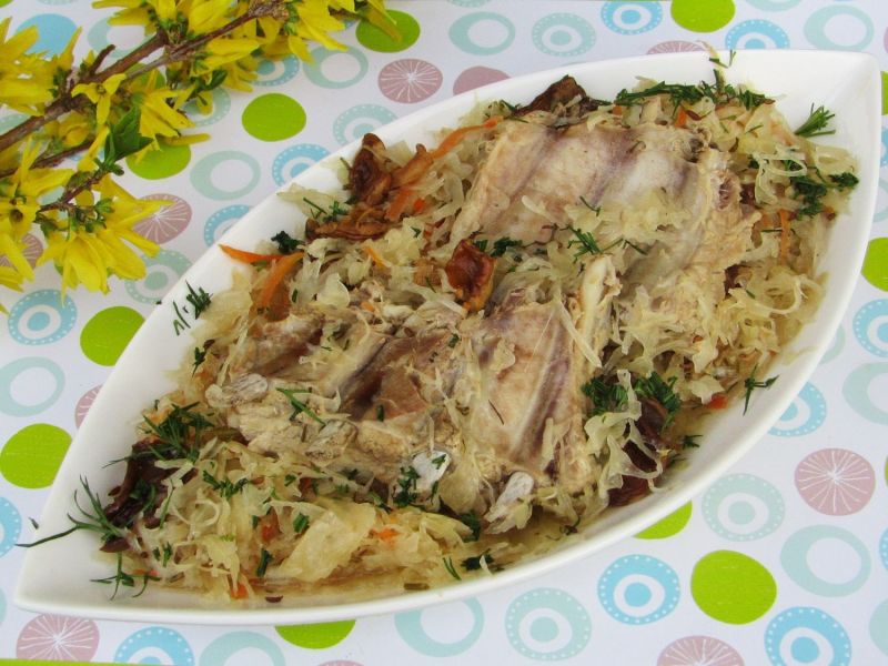 Żeberka duszone w kapuście z suszonymi grzybami  Żeberka duszone w kapuście z suszonymi grzybami