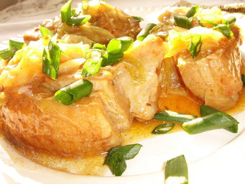 Żeberka duszone w młodej kapuście i piwie