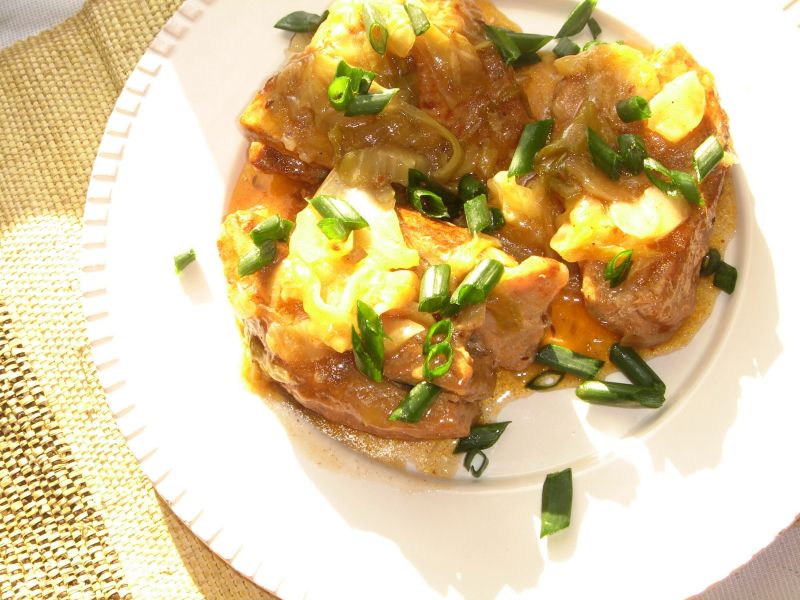 Żeberka duszone w młodej kapuście i piwie