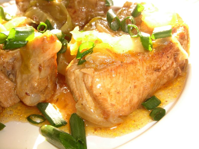 Żeberka duszone w młodej kapuście i piwie