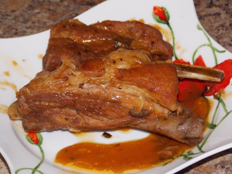 Żeberka duszone w piwie