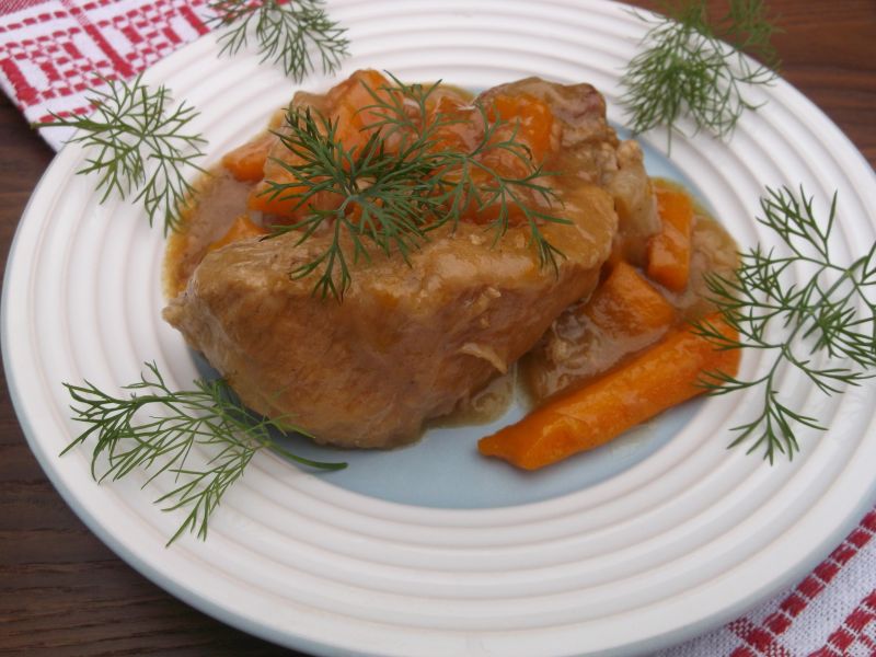 Żeberka duszone w sosie cebulowo-marchewkowym.