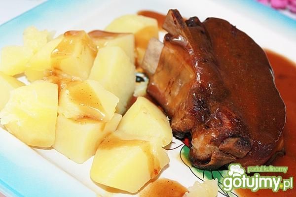 Żeberka duszone w winie czerwonym