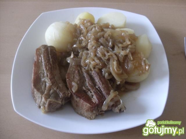 Żeberka duszone z cebulą. Żeberka duszone z cebulą.