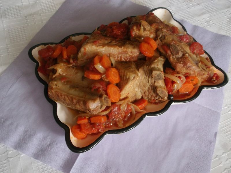 Żeberka duszone z pomidorami i marchewką