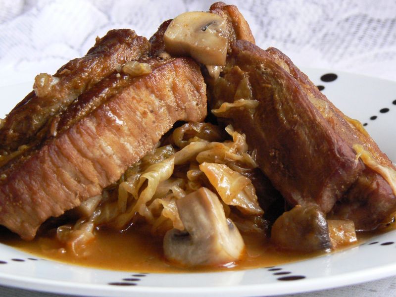 Żeberka na młodej kapuście