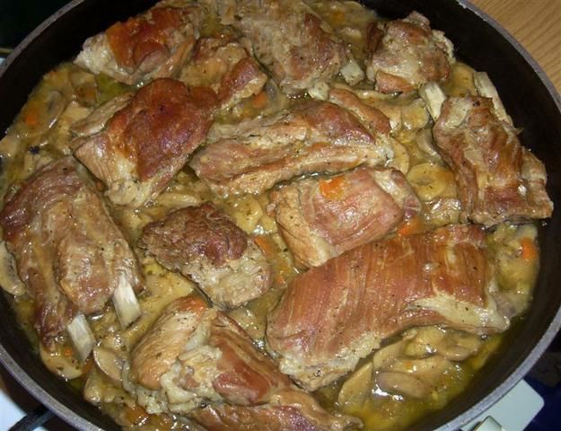 Żeberka na pieczarkowej pierzynce 