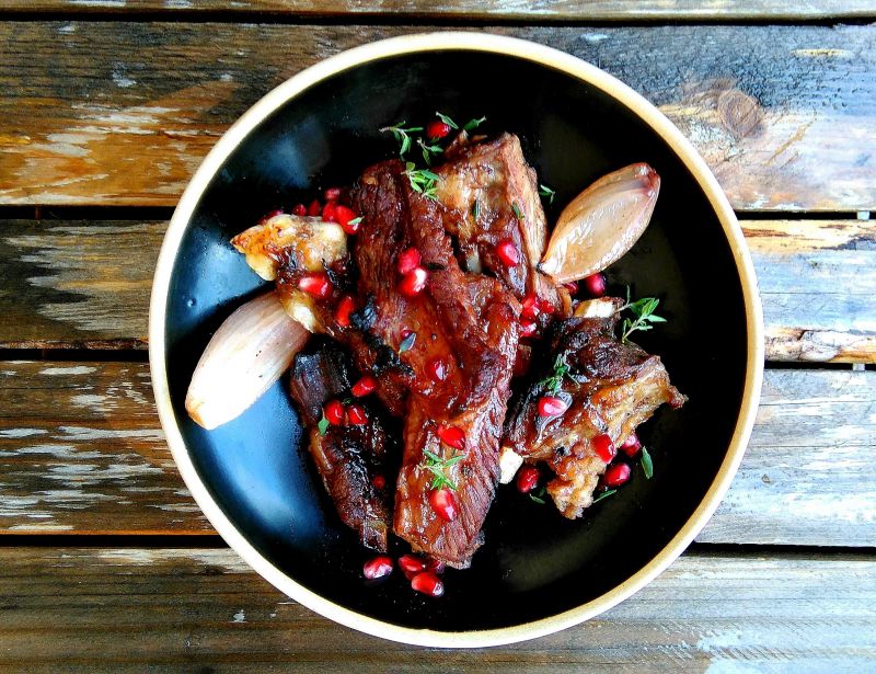 Żeberka pieczone w czerwonym winie z granatem 