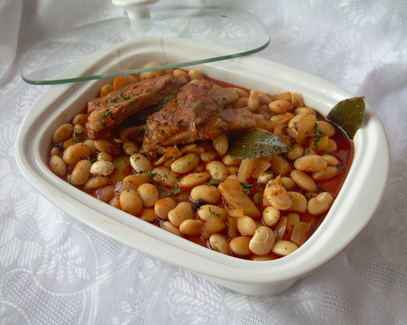Żeberka pieczone w fasoli Żeberka pieczone w fasoli