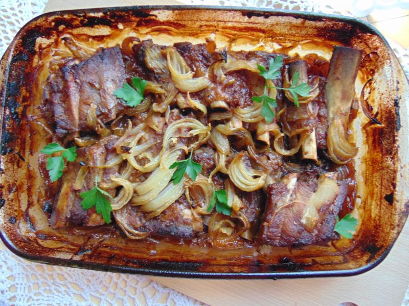 Żeberka pieczone w sosie malinowo ketchupowym.