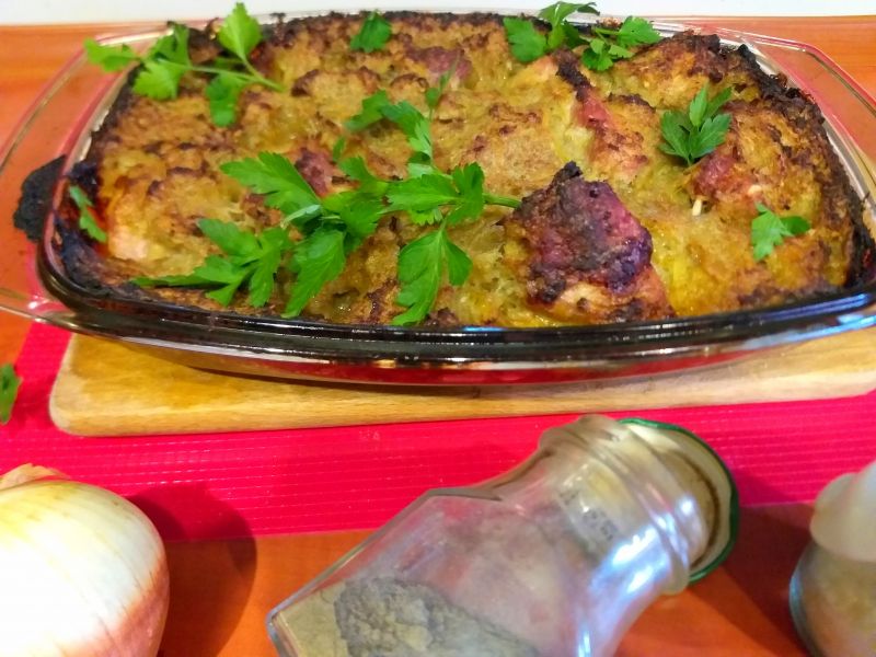 Żeberka pieczone w startych ziemniakach