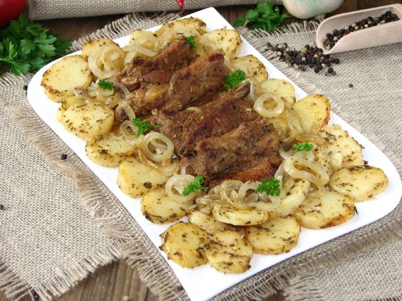 Żeberka pieczone z cebulą i ziemniakami