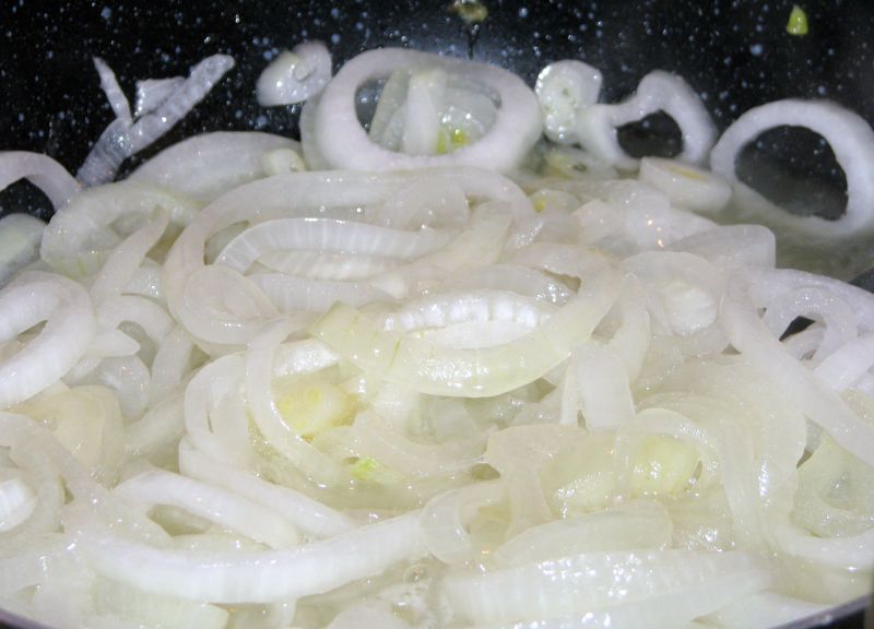 Żeberka pieczone z cebulą i ziemniakami