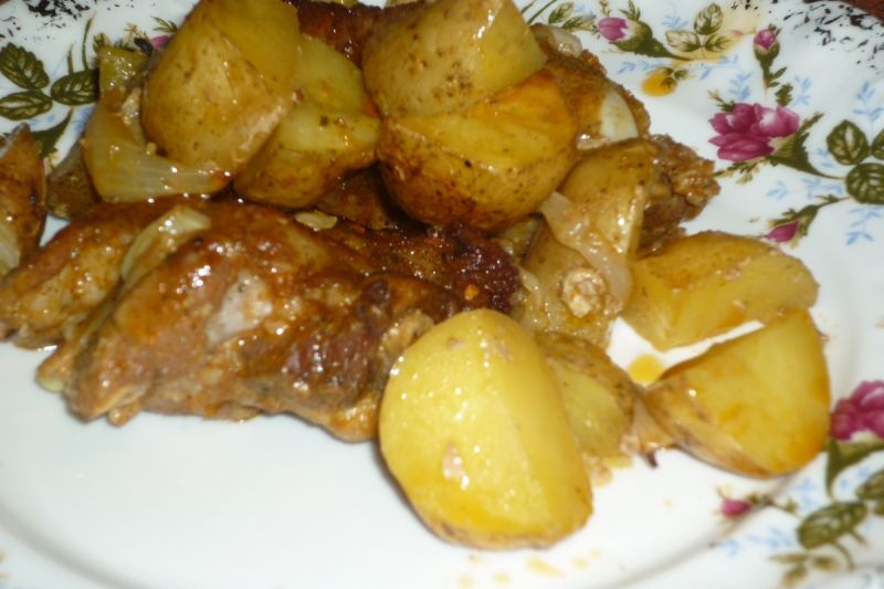 Żeberka pieczone z młodymi ziemniaczkami Żeberka pieczone z młodymi ziemniaczkami