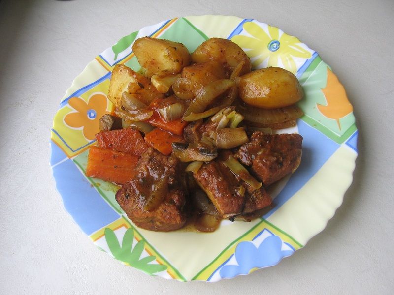 Żeberka pieczone z warzywami