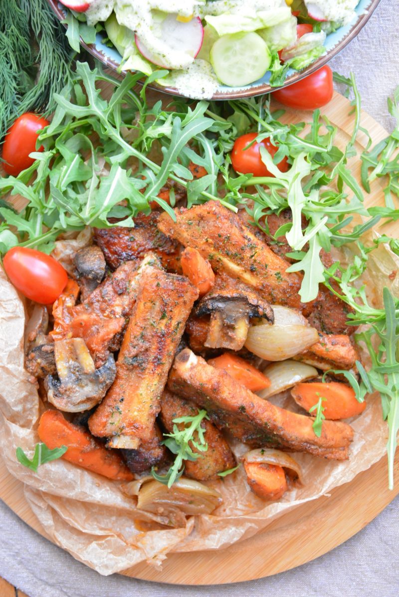 Żeberka pomidorowo-miodowe z warzywami