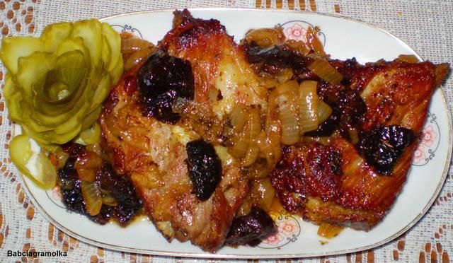 Żeberka w cebuli i suszonych śliwkach 
