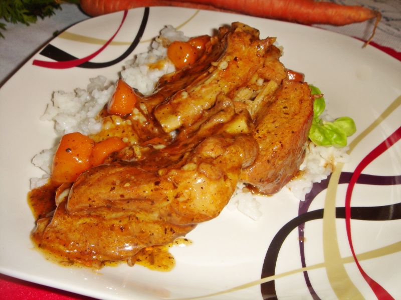 Żeberka w gęstym sosie z miodem i warzywami