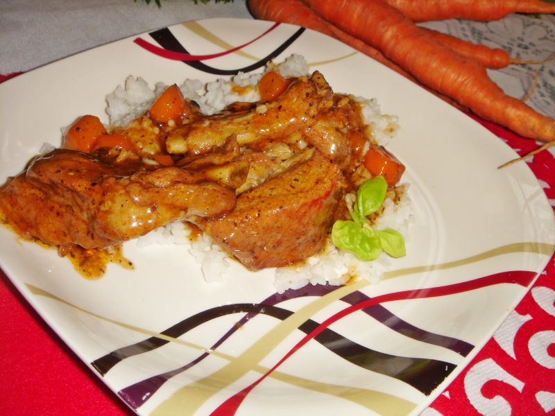 Żeberka w gęstym sosie z miodem i warzywami