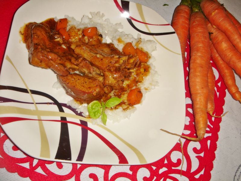 Żeberka w gęstym sosie z miodem i warzywami