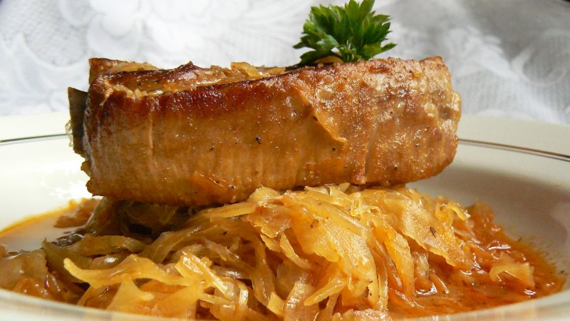 Żeberka w kiszonej kapuście