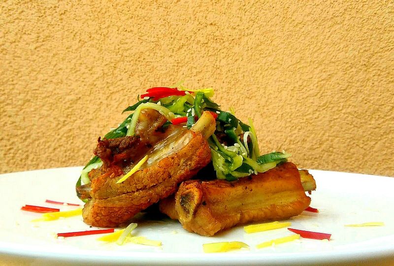 Żeberka w piwie i paście miso z sałatką z ogórków 