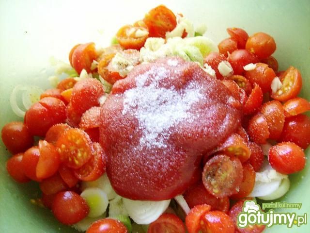 Żeberka w porach i pomidorach 