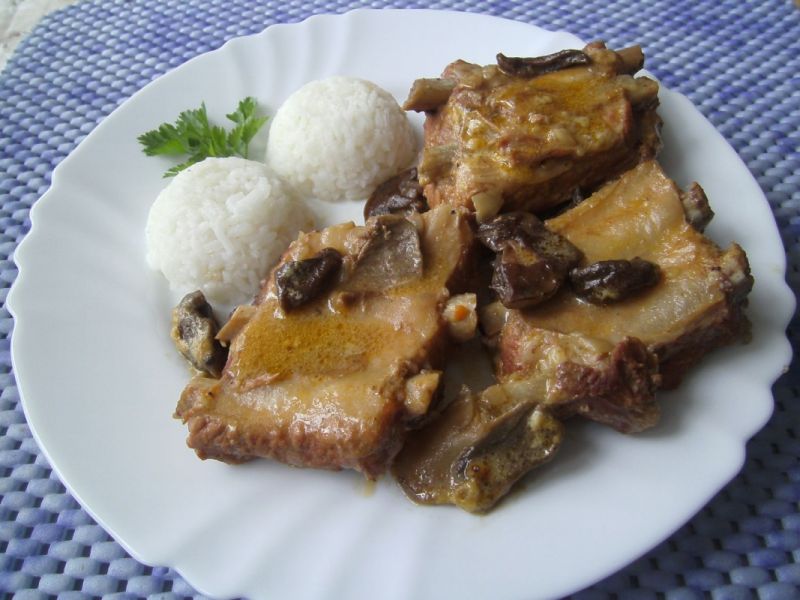 Żeberka w sosie grzybowym