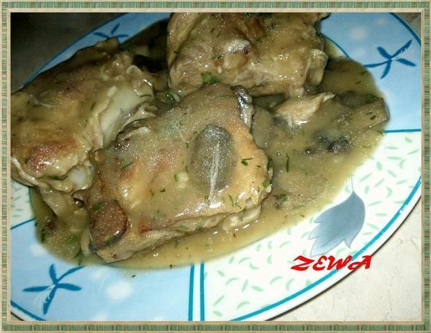 Żeberka w sosie koperkowo pieczarkowym